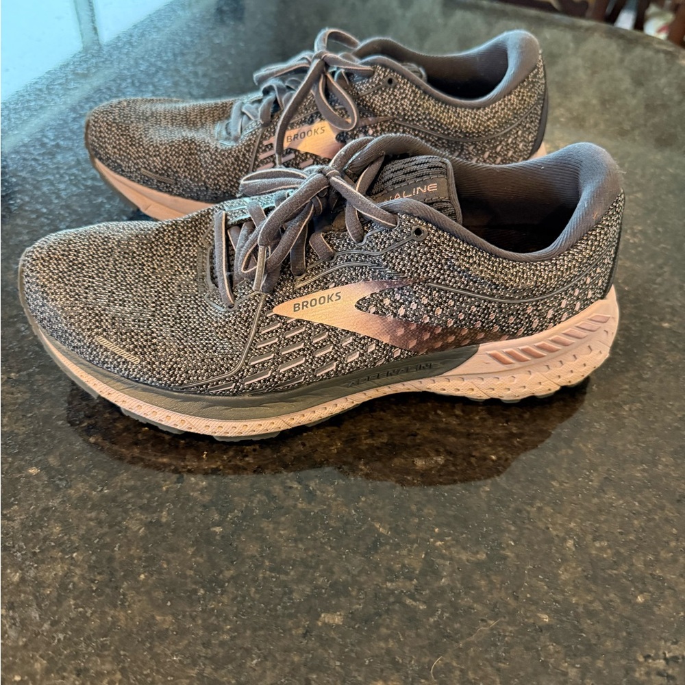 Brooks Women's Gray Running Shoes size 9